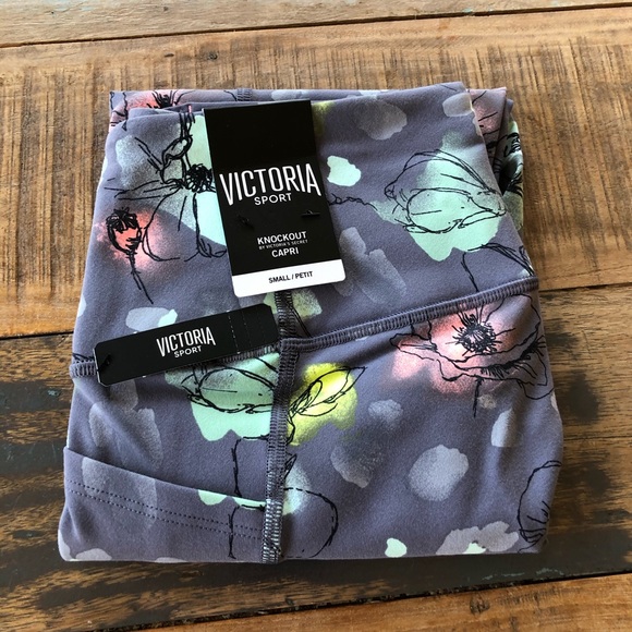 NEW Victoria’s Secret Knockout Capris - Picture 1 of 5
